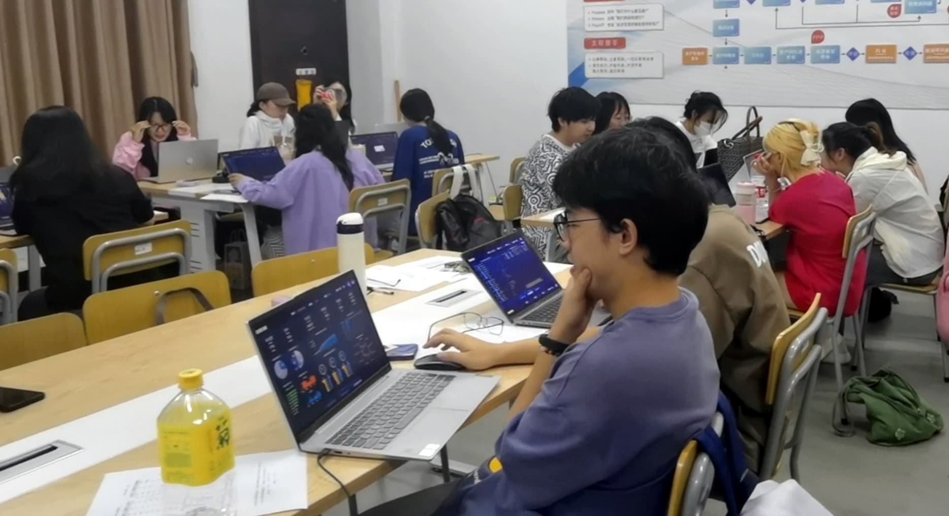 现场对战的场面.jpg